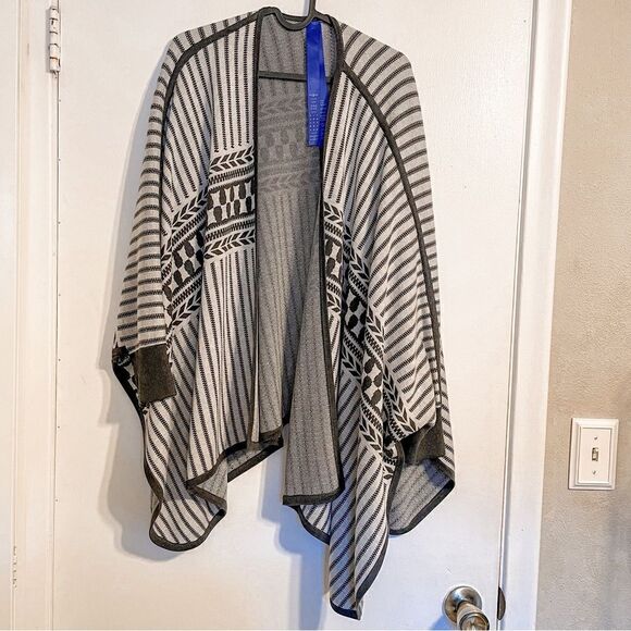 Kit and Ace Solstice Poncho One Size - Picture 7 of 11